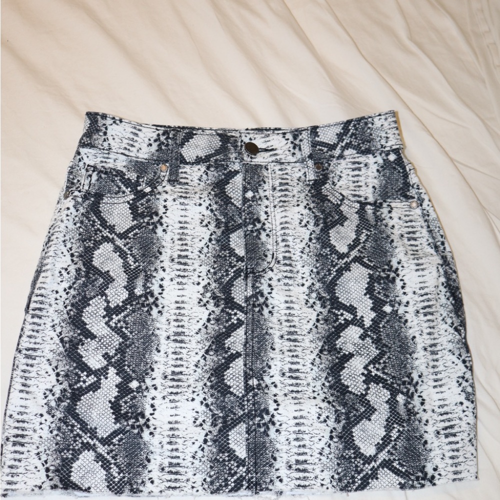 Tinseltown Black and White Snake Print Skirt